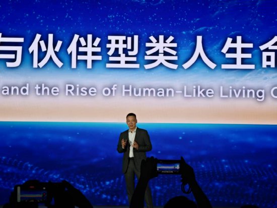 直击WAIC丨荣耀CEO李健：AI的演进必将脱离冰冷的工具属性，全面迈向伙伴型的类人生命体